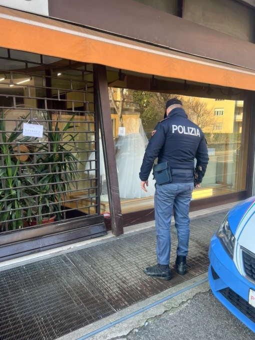 Ubriaco e senza patente si schianta contro una vetrina