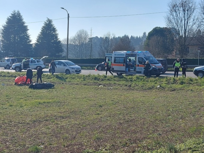 Grave scontro tra un’auto e un motorino a Carate: atterra l’elisoccorso
