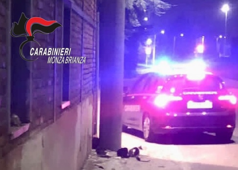 Ubriaco sfonda la recinzione di una ditta, scappa e nasconde l’auto: rintracciato e denunciato