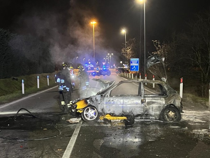 Si schiantano contro un palo per evitare un cane, poi l’auto prende fuoco