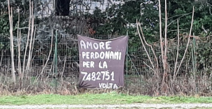 “Amore perdonami per la 7.482.751 volta”, curioso striscione a Lentate