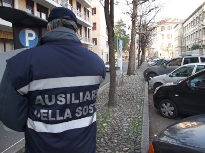 Gli ausiliari della sosta controlleranno anche i parcheggi non a pagamento