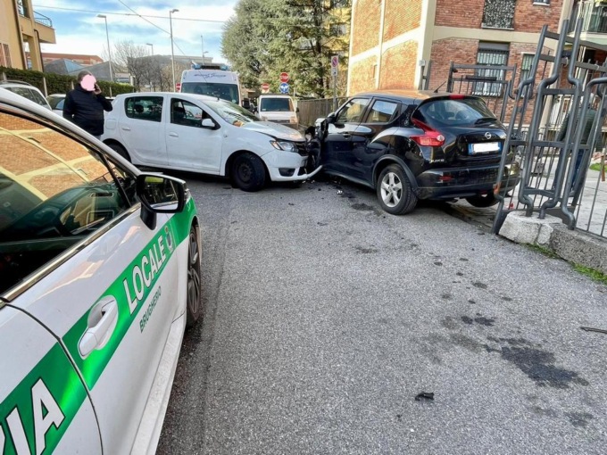 Monzese ferita in un incidente tra due auto a Brugherio