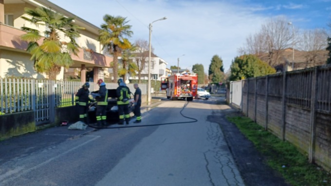 Auto in fiamme a Barlassina