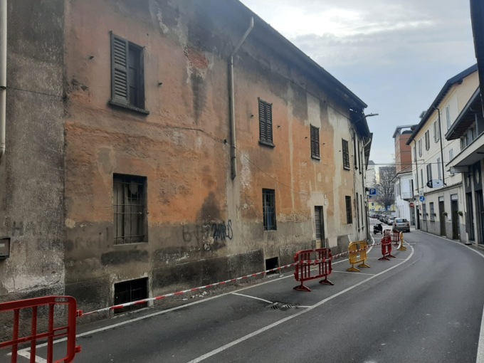 Cadono le tegole in strada, area transennata
