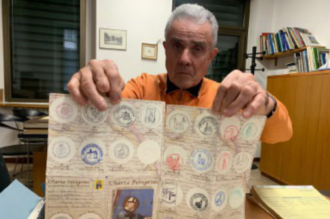 L’impresa dell’ex meccanico maratoneta: a 77 anni percorre 620 chilometri a piedi