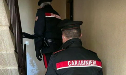 Picchia la compagna davanti alle figlie, arrestato