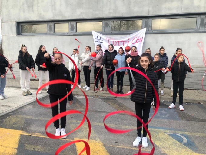 “Giù le mani dalla Maccarani”: flash mob a sostegno dell’allenatrice della Nazionale di ginnastica ritmica
