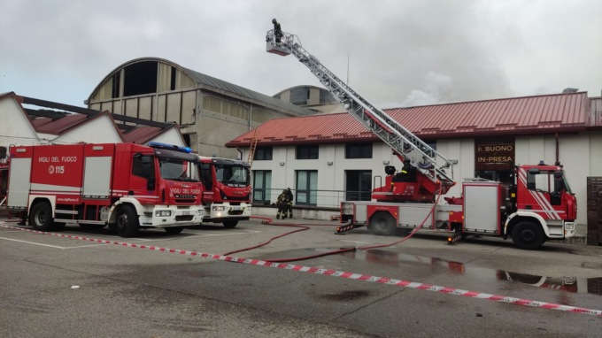 Carate Brianza, a fuoco la sede della scuola di In-Presa