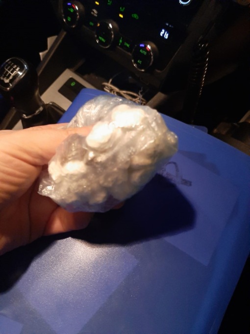Inseguito dalla Polizia abbandona l’auto e fugge: in macchina 20 dosi di droga