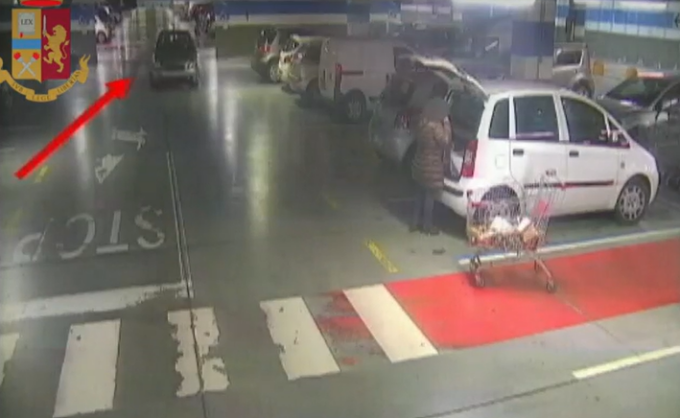 Strappano la borsa a un’anziana facendola cadere e poi fanno acquisti con la sua carta di credito