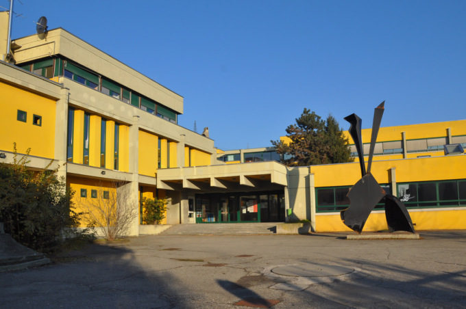 Il parapetto della tribuna della palestra sarà messo in sicurezza