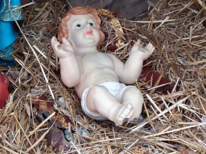 A Muggiò giovani ubriachi vandalizzano la Natività di piazza della Chiesa