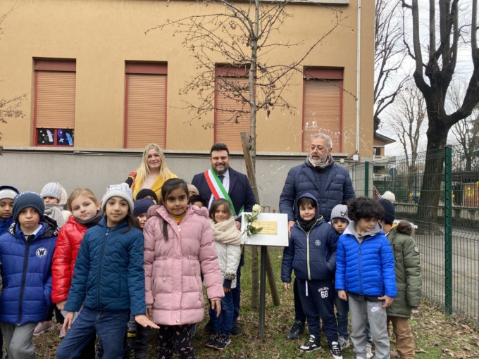 Tre rose bianche e un corteo in ricordo delle vittime dell’Olocausto