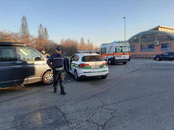 Travolto da un van mentre percorre la rotonda sul monopattino