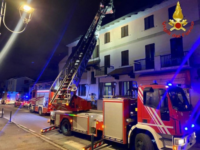 S’incendia la canna fumaria, Vigili del Fuoco a Lazzate