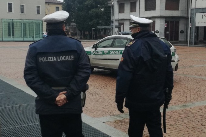 Provoca un incidente e scappa, rintracciato e denunciato