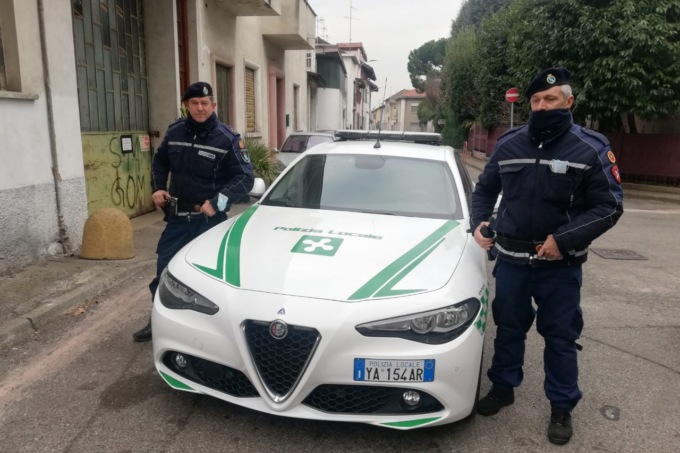 Guida l’auto del papà, ma non ha la patente