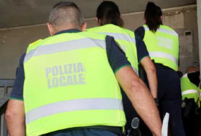 Sei clandestini nella villa del Comune confiscata. Sorpresi dagli agenti, tra loro anche una 21enne