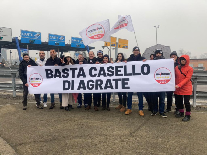 Flash mob al casello, il Movimento 5 Stelle protesta contro il pedaggio