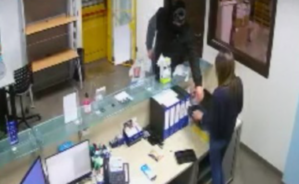 Minaccia con la pistola l’impiegata e rapina il negozio di informatica