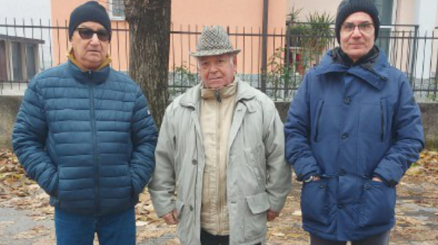 La protesta dei residenti di via Vico, «marciapiedi e manto stradale disastrosi. Mai fatto nulla in oltre 25 anni»