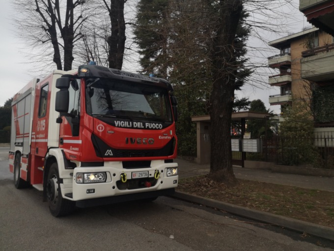 Seregno, fiamme sul balcone, arrivano i pompieri