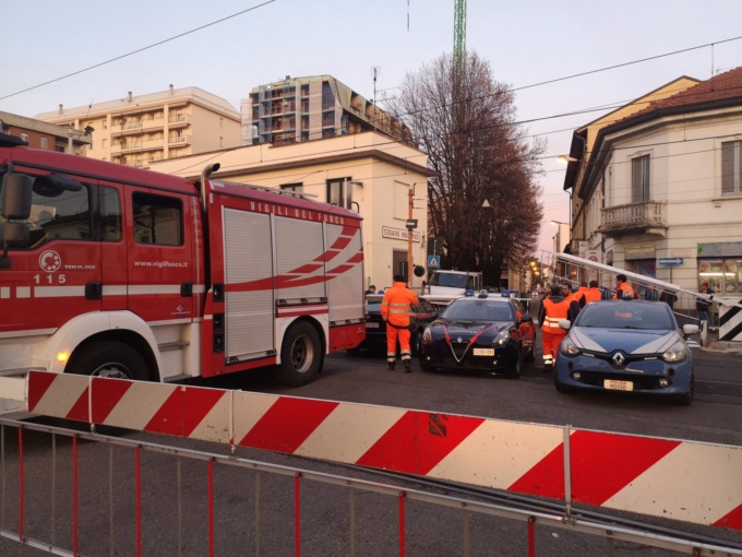 Attraversa i binari e muore investito dal treno, il sindaco: “Sconcertati e tristi”