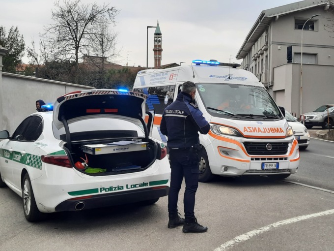 Ciclista investito finisce in ospedale
