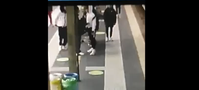 Le scioccanti immagini del ragazzino spinto contro il treno a Seregno