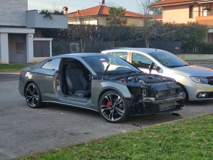 Auto di lusso “divorata” dai ladri in un parcheggio di via Adda