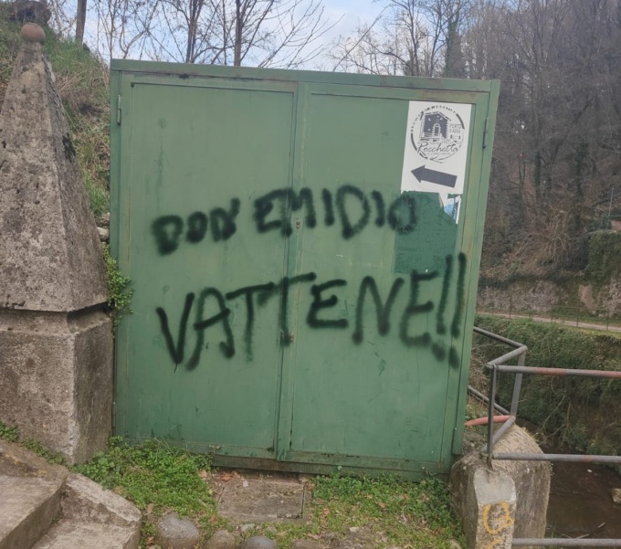 Ai piedi della Rocchetta una scritta contro don Emidio Rota