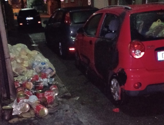 Incendio a Barlassina: a fuoco rifiuti e auto