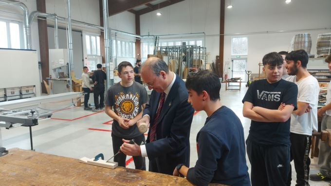 Lentate: il ministro Valditara in visita al Polo del legno