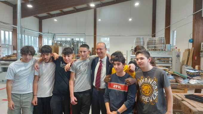 Lentate: il ministro Valditara in visita al Polo del legno