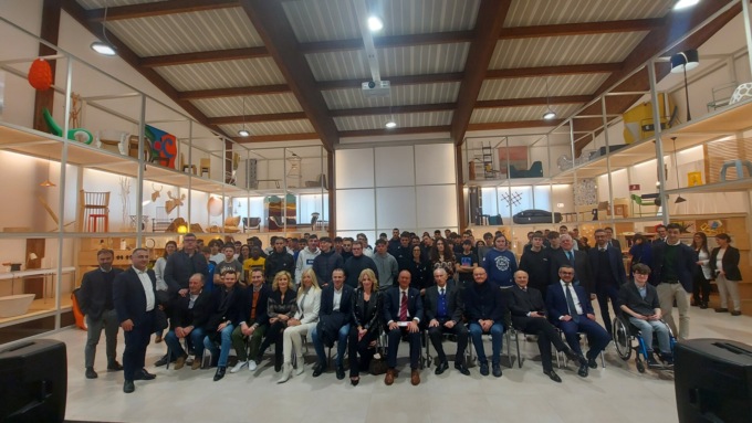 Lentate: il ministro Valditara in visita al Polo del legno