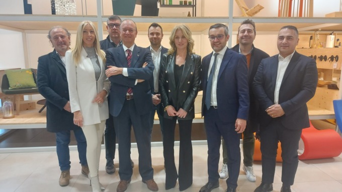 Lentate, il ministro Valditara in visita al Polo del legno