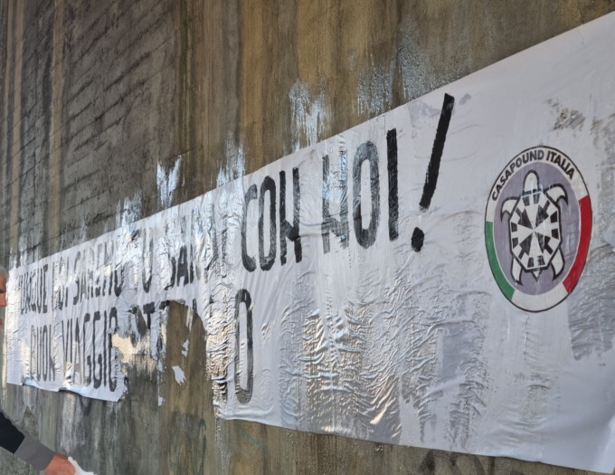 Striscione di Casapound a Robbiano in ricordo di  Stefano Flajani