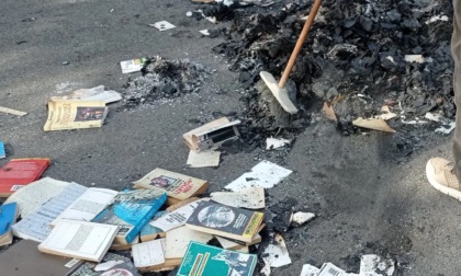 Bruciano i libri della "Casetta" del parco di via Rimembranze