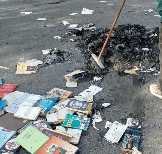 Bruciano i libri della “Casetta” del parco di via Rimembranze