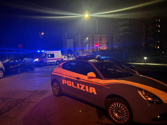 Giovane ferito alle braccia e al torace, caccia all’aggressore