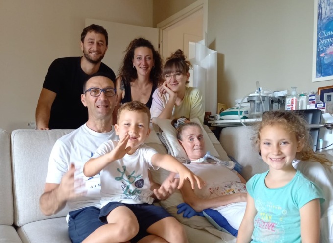 La forza di Laura, mamma e scrittrice con la Sla: «Gli occhi sono la mia voce»