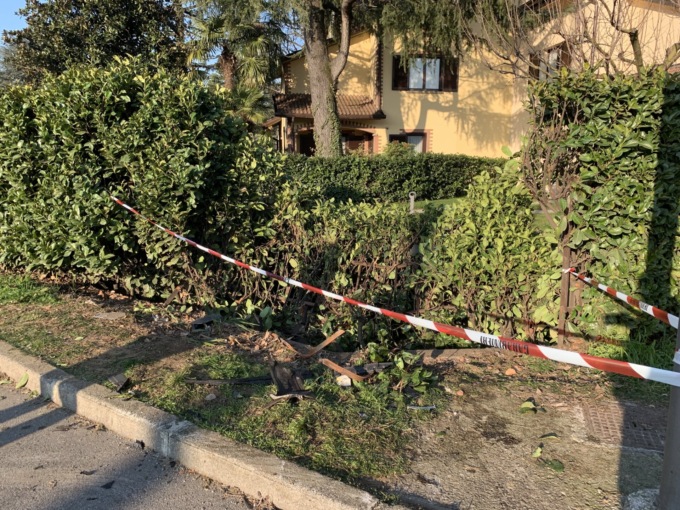 Si schianta con la Bmw nuova di zecca contro la recinzione di una villa