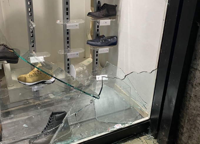 Colpo notturno da «Sala Sport», i furfanti spaccano la vetrina con la pentola per il cous cous