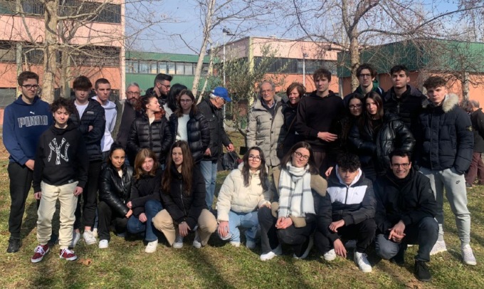 In memoria di Luca un albero a scuola e una donazione alla Lilt