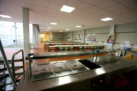 Tavoli troppo alti in mensa: bimbi “costretti” a mangiare in ginocchio sulle sedie