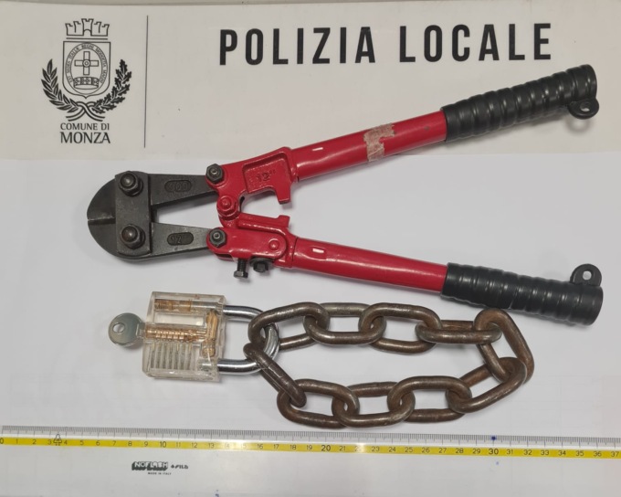 Ruba una bici e la lega per non farsela rubare