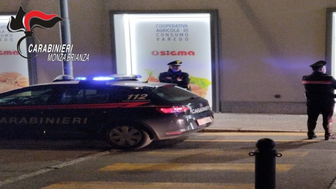 Molesta i clienti di un supermercato, arrestato