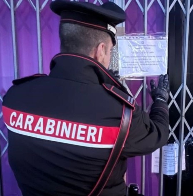Centro massaggi a “luci rosse”, i Carabinieri mettono i sigilli