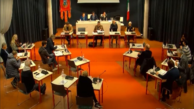 Bufera durante e dopo il Consiglio: chieste le dimissioni del vicesindaco